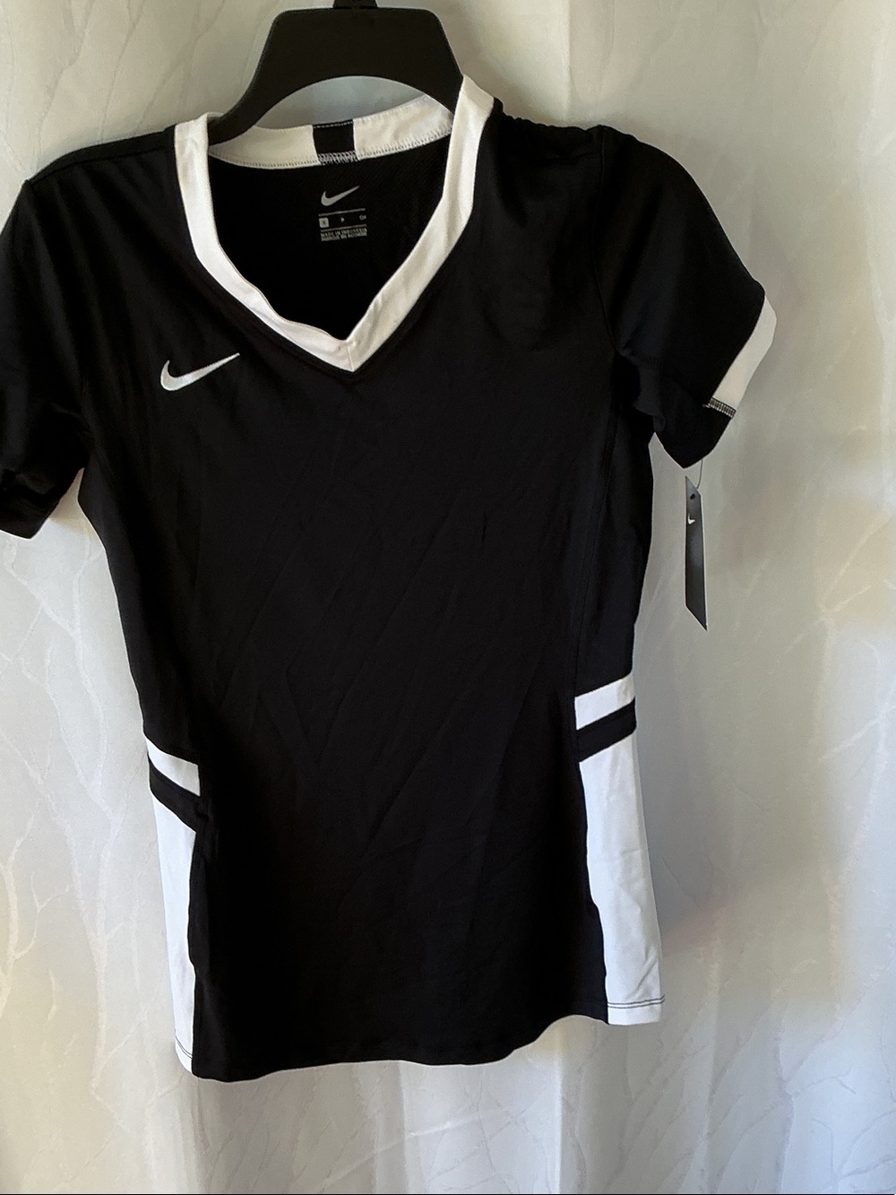 Nike Women’s Black and White V-Neck Athletic Jersey. NWT